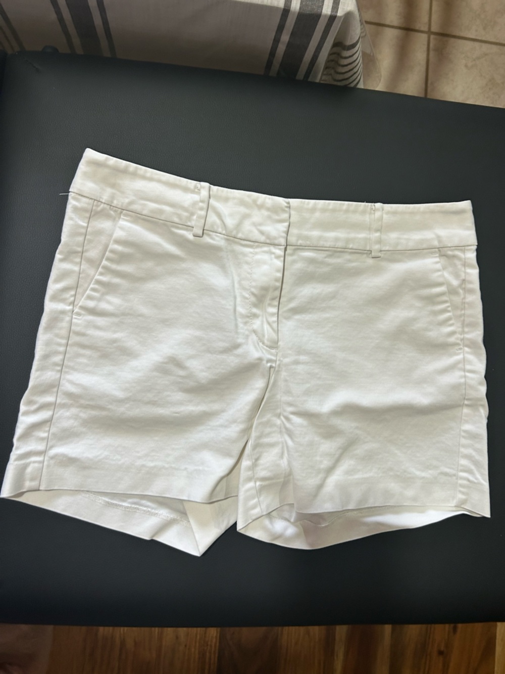 Ann Taylor White Women's Signature Casual Shorts size 6